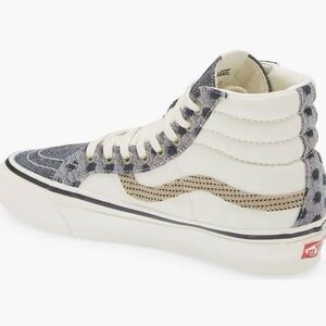 Vans Womens Hightops SZ 6.5  with Black and Cream Pattern love them.